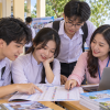 Học sinh và người tư vấn cùng xem bảng ngành, chỉ tiêu, tổ hợp xét tuyển trên tài liệu. Ảnh minh họa.