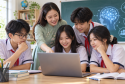 Giáo viên hướng dẫn học sinh tìm hiểu AI trên máy tính trong lớp học, ảnh minh họa