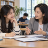 Sinh viên trao đổi thông tin học bổng với người tư vấn tại thư viện, ảnh minh họa