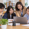 Tân sinh viên trao đổi với người tư vấn về thông tin học bổng trong thư viện. Ảnh minh họa.