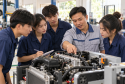 Người học tìm hiểu thiết bị trong xưởng thực hành nghề, ảnh minh họa