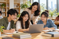 Nhóm người học trao đổi và tự học với máy tính trong thư viện, ảnh minh họa