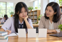 Học sinh trao đổi với người tư vấn và ghi chép khi so sánh các hướng học sau THPT, ảnh minh họa