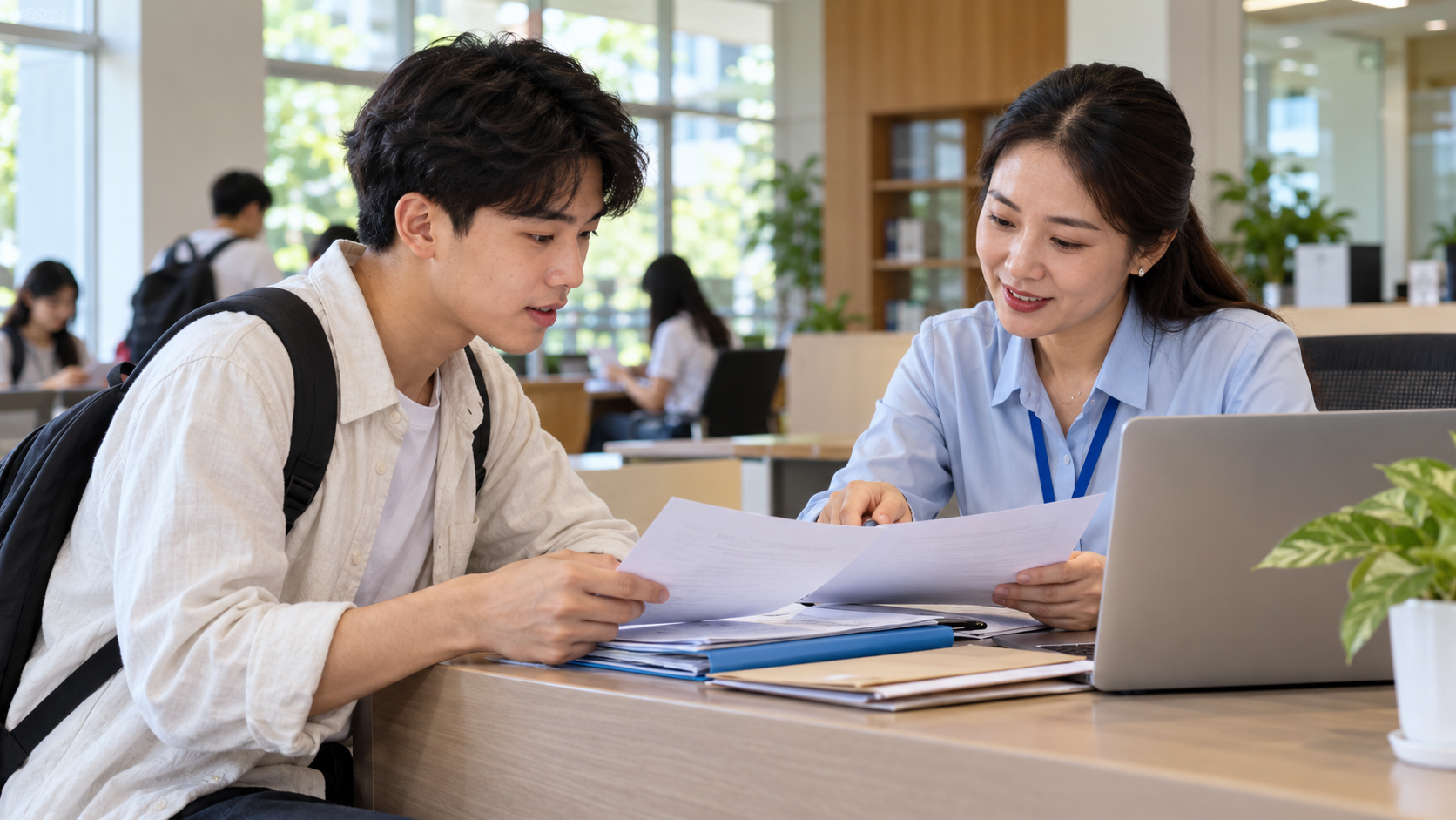 Tân sinh viên trao đổi hồ sơ hỗ trợ học phí tại bàn tư vấn của trường. Ảnh minh họa.