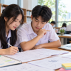 Học sinh cùng ôn tập, xem đề minh họa và ghi chép kế hoạch học tập; ảnh minh họa